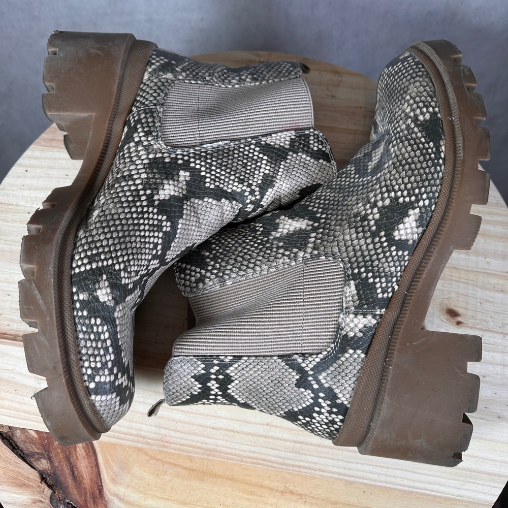 Universal Thread Snakeskin Print Chelsea Boots Women Size 11 Grey Good Lug Sole - Picture 11 of 15